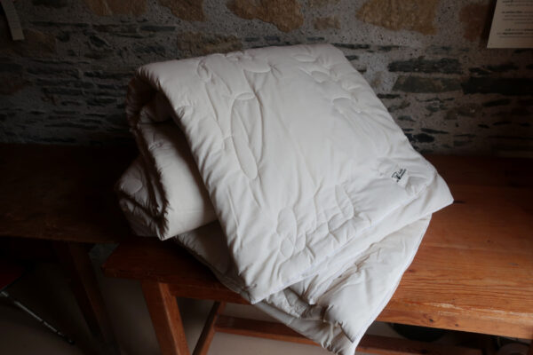 • couette en laine • woolen duvet •
