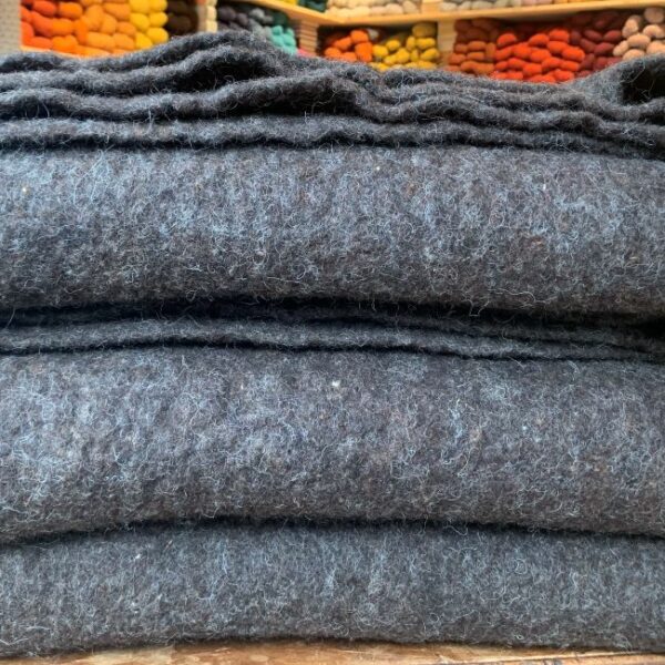 • couverture anthracite feutrée • 220x160